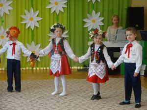 Vilniaus lopšelio-darželio „Ramunėlė“ organizuotas Vilniaus miesto ikimokyklinių ugdymo įstaigų ugdytinių inscenizuotos liaudies dainos festivalis „Dainų skrynelė“ dalyvaujant „Ramunėlių“ grupės ugdytiniams (2019 m. balandis)